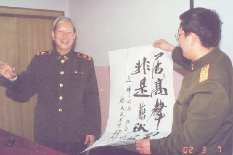 中国科学院院长白春礼院士与胡文祥及其战友合影